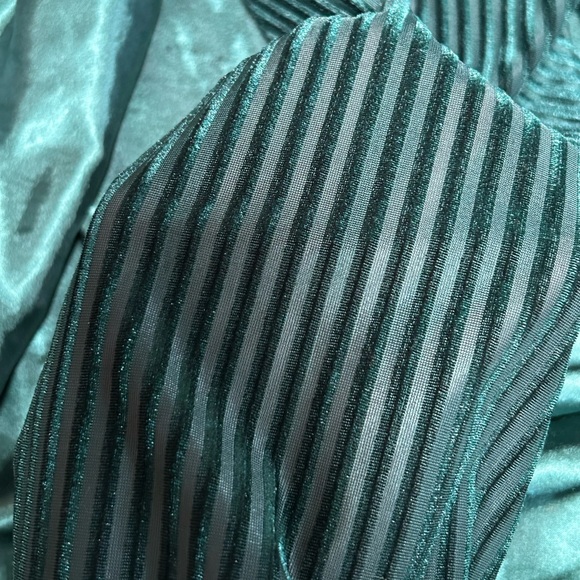 Pretty Little Thing Crop Top - Picture 4 of 4